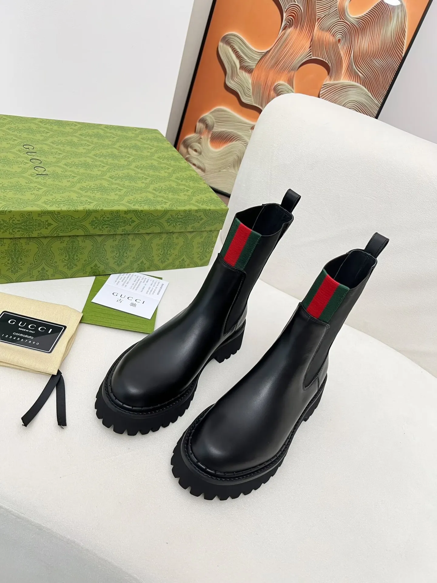 👟👟Ex-factory price 600👟👟 2025 latest version of Gucci GUCCI versatile Martin boots, easy to put on and take off, brand webbing color matching Heel height: 5cm Fabric: cowhide/open edge beads Inner/foot pads: black cowhide 🐂 Outsole is made of foam outsole Color: black Code number: 34-40. 34 and 41 42 Need to be customized Packaging: Comes with card and cloth bag.